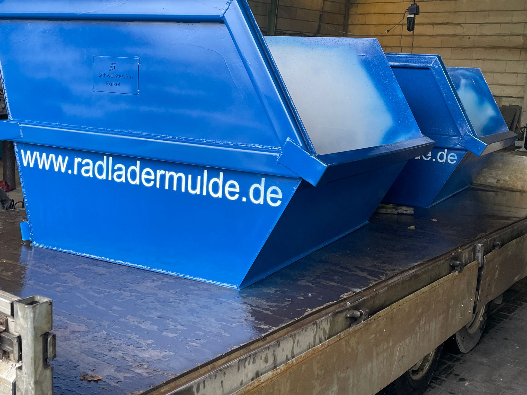 //baggermulde.de/wp-content/uploads/2022/02/radladermulde-blau-anlieferung.jpg